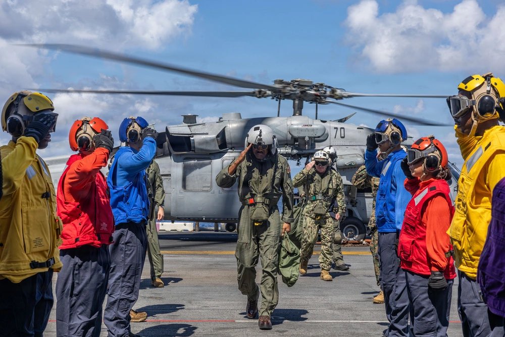 CommanderRomero's tweet image. 🇺🇸⚓ Confirmado: Presencia del Comando Sur en el Caribe.
El Almirante Alvin Holsey, jefe del #SOUTHCOM, abordó el USS Iwo Jima (LHD-7) en plena navegación por el mar Caribe 🇺🇸

La fase operacional sigue en marcha:
🛰️ Disuasión estratégica
🚢 Interdicción marítima
🎯 Negación de…