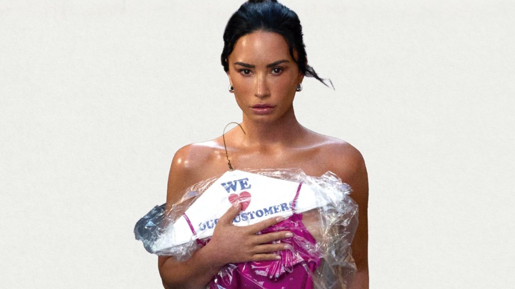 demilovatobr's tweet image. 🚨 Demi Lovato revelou em entrevista ao Bustle que está trabalhando na versão deluxe do álbum "It's Not That Deep".