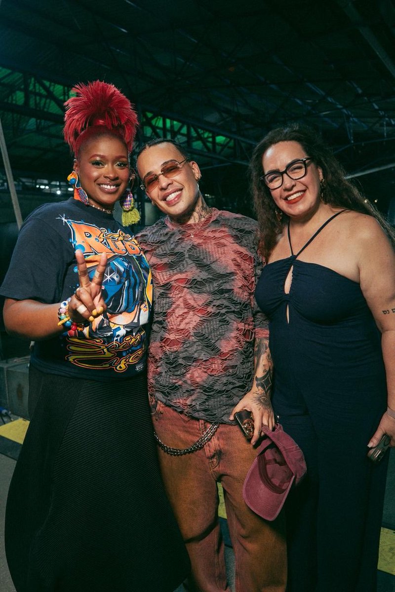 Que TBT, Sras. e Srs.! A música nos dá possibilidades de realizarmos não só os nossos sonhos como artistas e músicos que somos, mas também de conhecermos os nossos ídolos que seguimos pela vida e que são nossas referências musicais!! Esse dia foi muito especial, onde pudemos