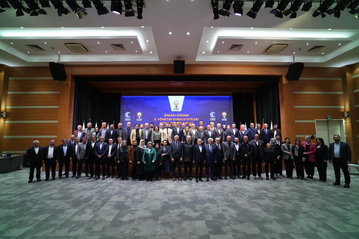 Bir davayı güçlü kılan sadece bugünkü gayreti değil, dünün emeği ve yarına taşınan vefasıdır.
Bu anlayışla, önceki dönem İl Yönetim Kurulu Üyelerimizle bir araya geldik.
Geçmişin tecrübelerini, geleceğe dair heyecanımızla buluşturduğumuz verimli bir buluşma oldu.
Emeği geçen tüm