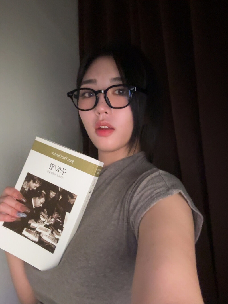 wavchu's tweet image. Me reading my feminist literature