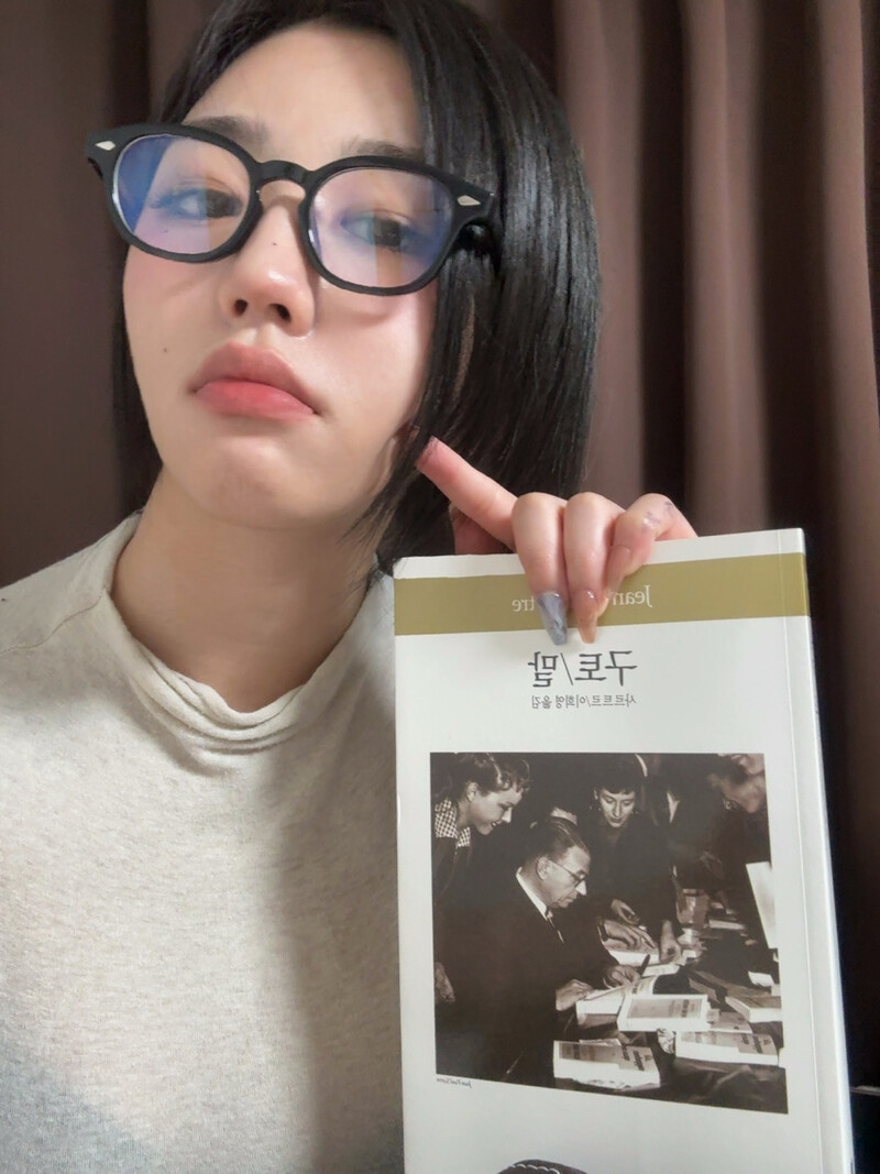 wavchu's tweet image. Me reading my feminist literature