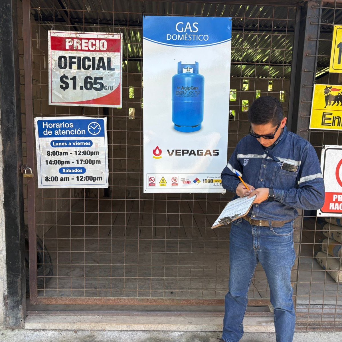 ARCH_Ec's tweet photo. ✅#ARCHControla
📍La Dirección Distrital Centro realizó inspecciones de control a distribuidores de GLP en la parroquia #Canelos en la provincia de #Pastaza
⛽ El depósito se encontraba cerrado por lo que se levantó un acta de control para iniciar el proceso sancionatorio. https://t.co/nxnqmxocNi