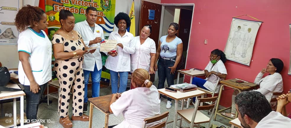 cubacolabora's tweet photo. "Tu dedicación, esfuerzo,compromiso no pasan desapercibidos ".Se entrega Reconocimiento a la Dra Dianelis Boudet Pacheco del CDI El Castaño ,por ser la colaboradora destacada del mes de Octubre en el Estado Aragua . Precise Lic Margaret Hasty JGTE .
#CubaPorLaVida https://t.co/5huYYN01eo