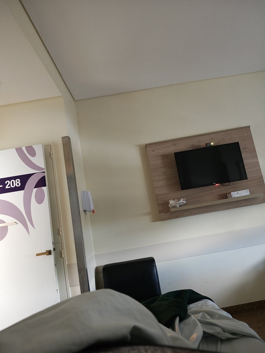 Tanta mala sangre por el mal momento que estoy pasando, que me internaron hace dos días. Igual hoy o mñn me voy!! 
Apenas pueda voy a armar una linda rifa a ver si me pueden ayudar. Ya me confirmaron que no voy a cobrar los sueldos este mes tmp. 😭 No sé cómo voy a hacer