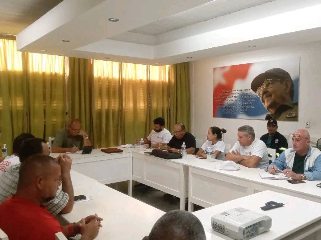 En el día de hoy, el Ministro de Energía y Minas, Vicente de la O Levy,sostuvo un importante intercambio en #HolguínSí con directivos de la Comercializadora,Transcupet, Cubalub,UNE, Geysel y otras entidades. Se evaluaron las acciones realizadas y las que aún están por ejecutar.