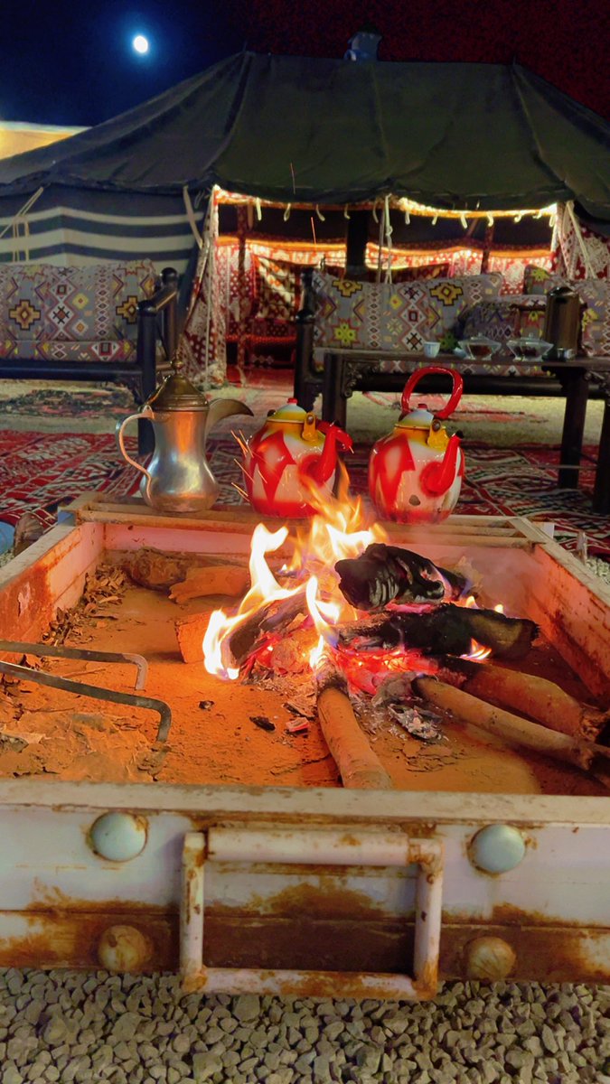 في ليلة ساطع القمر بها كما سطع نور الحضور فيها..في مجلس مافيه نفساً ثقيله ؛ بيتنا التراثي بمركز الخيس تذكرناً الاباء والأعمام والاجداد بحضور ناس عزيزين يتقدمهم ابو محمد التركي. وابو محمد الحسين وابو يارا  العميم والمسند والشبانه والعسكر وبعض ابناء العم وعلى رأسهم رئيس مركز الخيس.