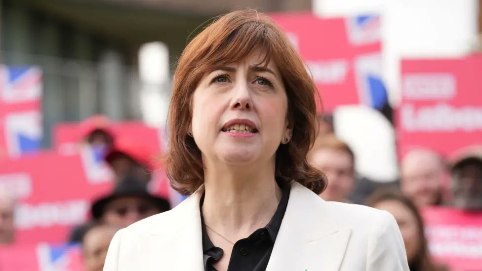 Deputy Labour Leader effectively resigns as she says government should stick to manifesto.