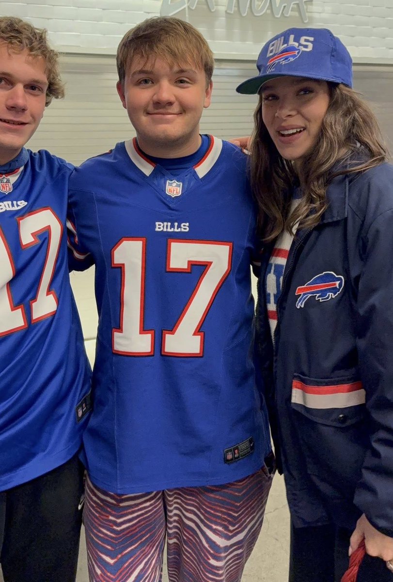 BILLS MAFIA! Hailee Steinfeld with Josh Allen’s fans after the Buffalo Bills vs Chiefs game last week