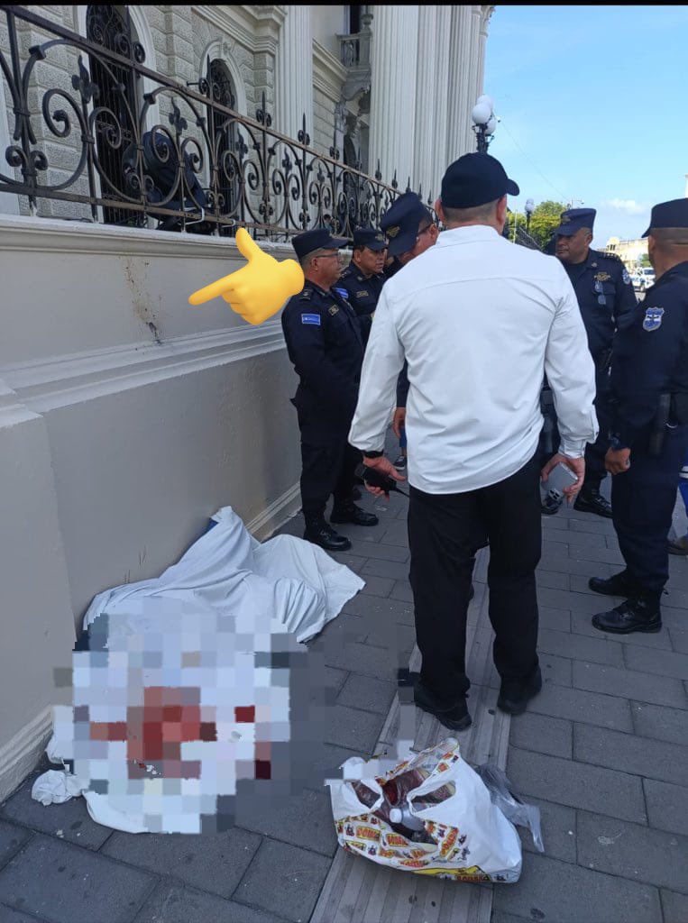 DrCatrinSv's tweet photo. #CAPRES cagada .
Franco tirador seguridad de Nayib Bukele mata a mujer en centro capitalino.
Le pegó un disparo en el cuello (ver con atención ángulo del impacto) https://t.co/9X7MeRz6VP