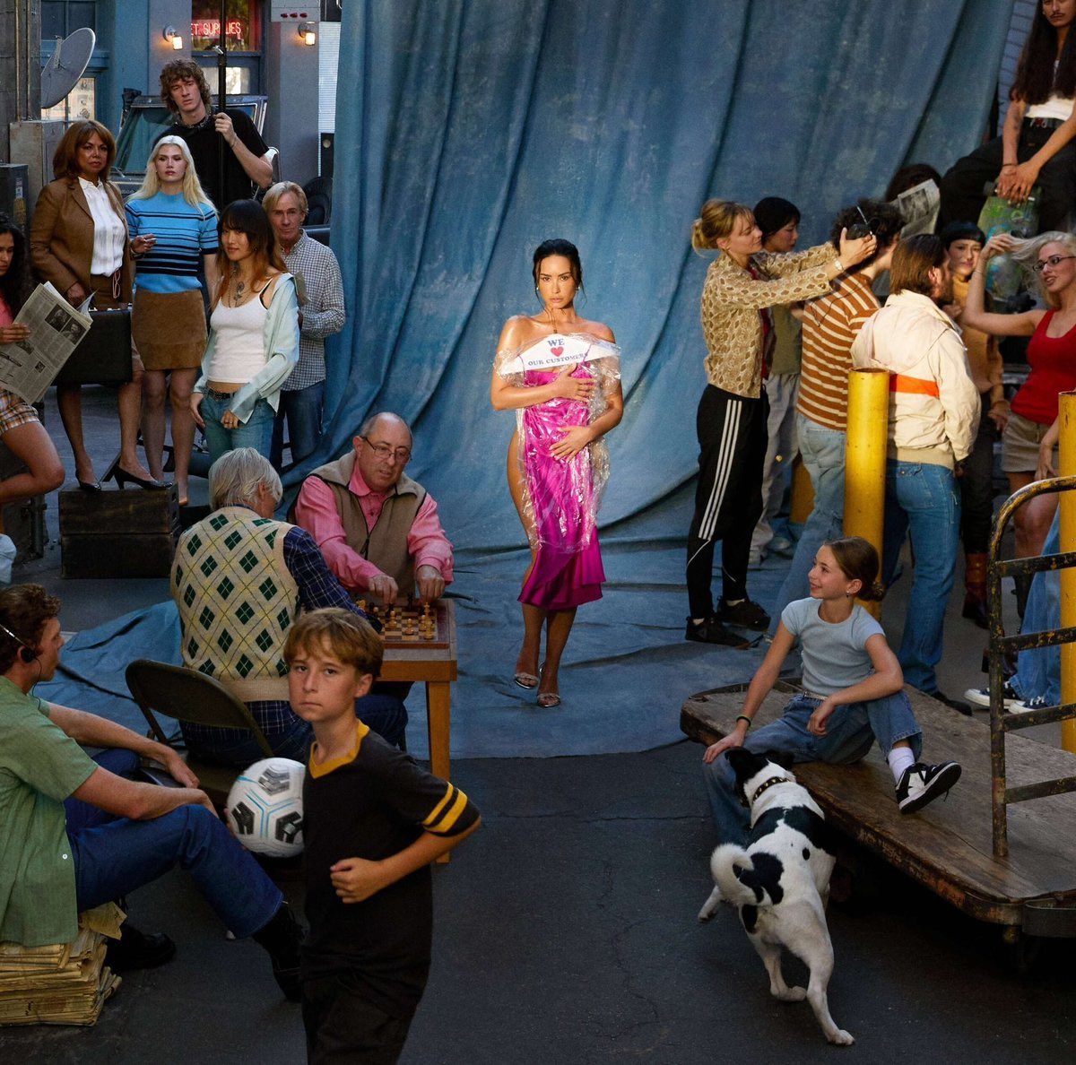 poptime's tweet image. Demi Lovato confirmou que está focada em finalizar o deluxe do “It’s Not That Deep”, que deve contar com a participação de vários artistas.