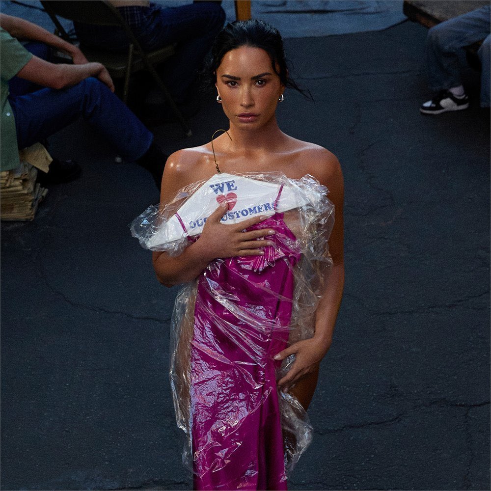 poptime's tweet image. Demi Lovato confirmou que está focada em finalizar o deluxe do “It’s Not That Deep”, que deve contar com a participação de vários artistas.