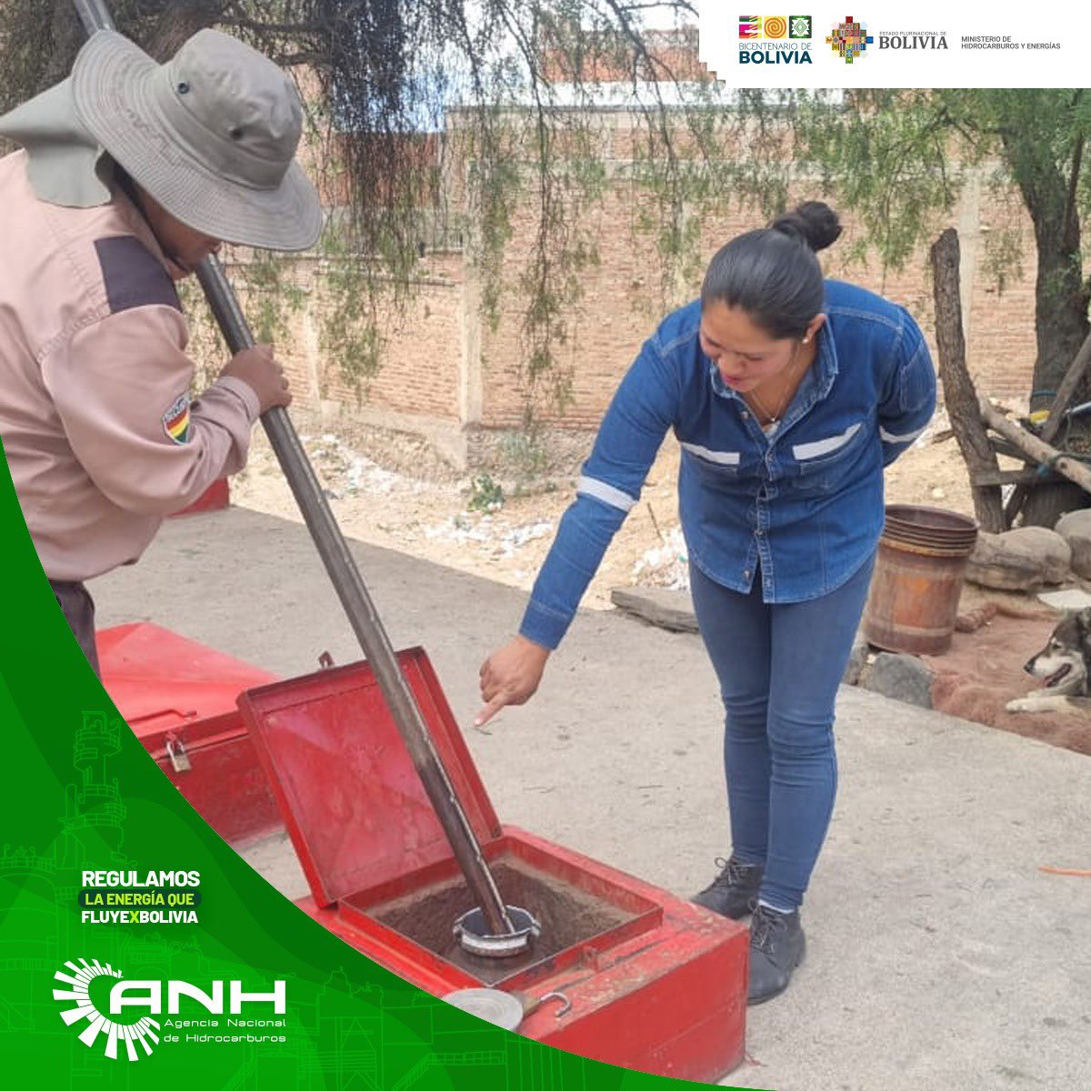 💪¡Estamos trabajando para precautelar un abastecimiento continuo!
✅👷🏽‍♀️En #Cochabamba, personal de la #ANH realiza controles rutinarios a la comercialización continua de combustibles, con el propósito de mantener un suministro permanente para la población.