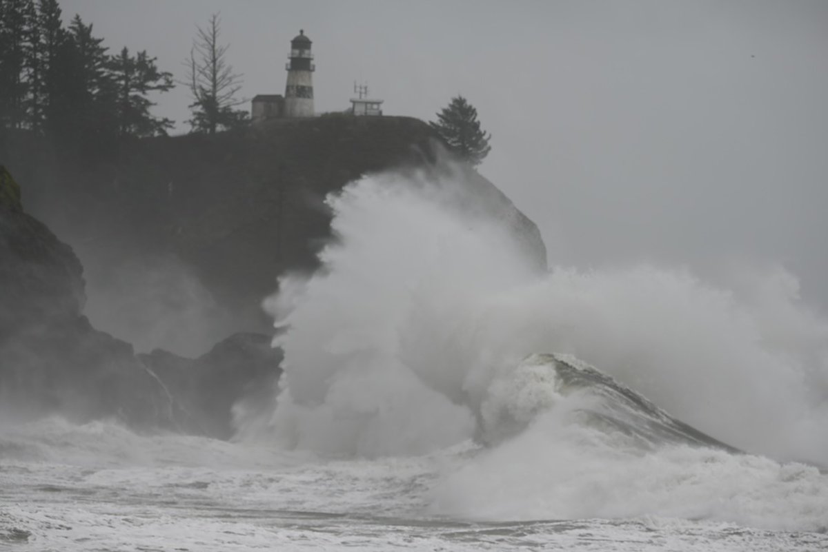 EyesScene's tweet photo. Peak high tide + pouring rain = absolute mayhem at Cape Disappointment! 🌊☔ Lighthouse getting pummeled while everyone’s hunkered in cars, soaked but stoked. King Tide chaos unleashed.
#KingTide #CapeDisappointment #PNW #wawx https://t.co/jmOn0K9ma1