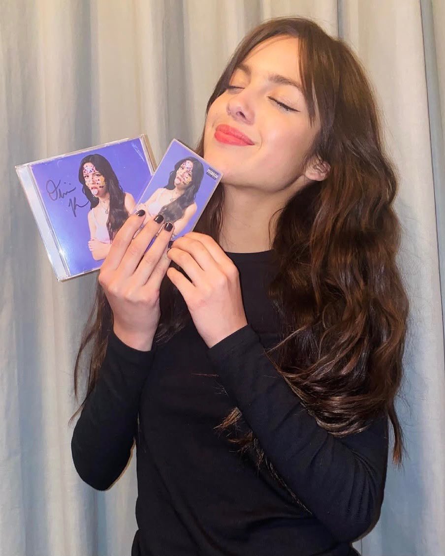 LiviesHQ's tweet photo. do you know how proud we are that SOUR is now the first album in history to have every song hit 400 million streams on @Spotify 🦋 https://t.co/9e1BV1ojEP