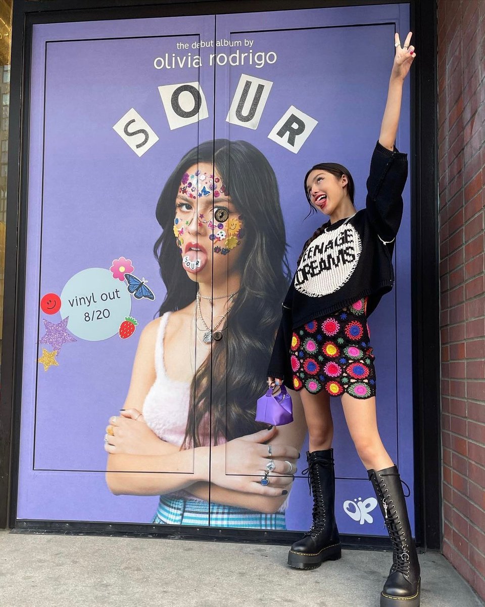 LiviesHQ's tweet photo. do you know how proud we are that SOUR is now the first album in history to have every song hit 400 million streams on @Spotify 🦋 https://t.co/9e1BV1ojEP