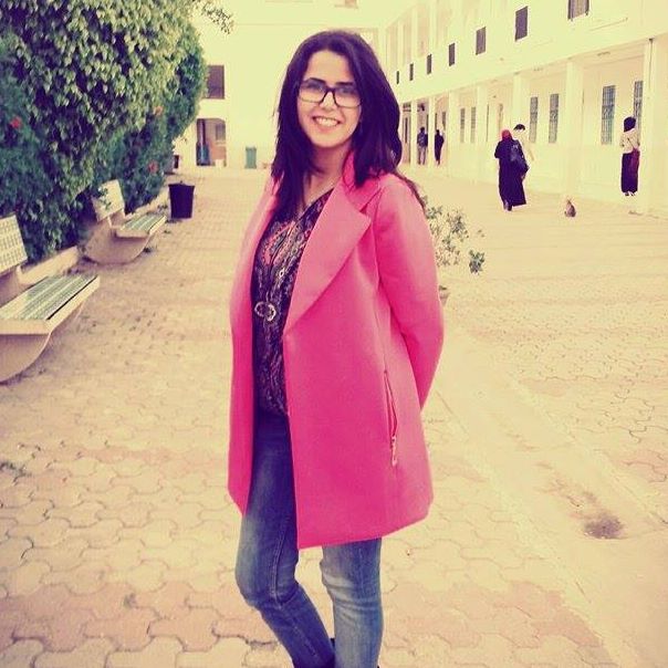 Hier encore, j’avais 20 ans 💙 

Je sortais d’amphi, la tête pleine de Derrida, Barthes et Camus.
Je passais mes journées à disséquer les textes, à écrire des dissertations, à jouer avec les mots en cours de dramaturgie.
On étudiait les œuvres, on analysait les styles, on