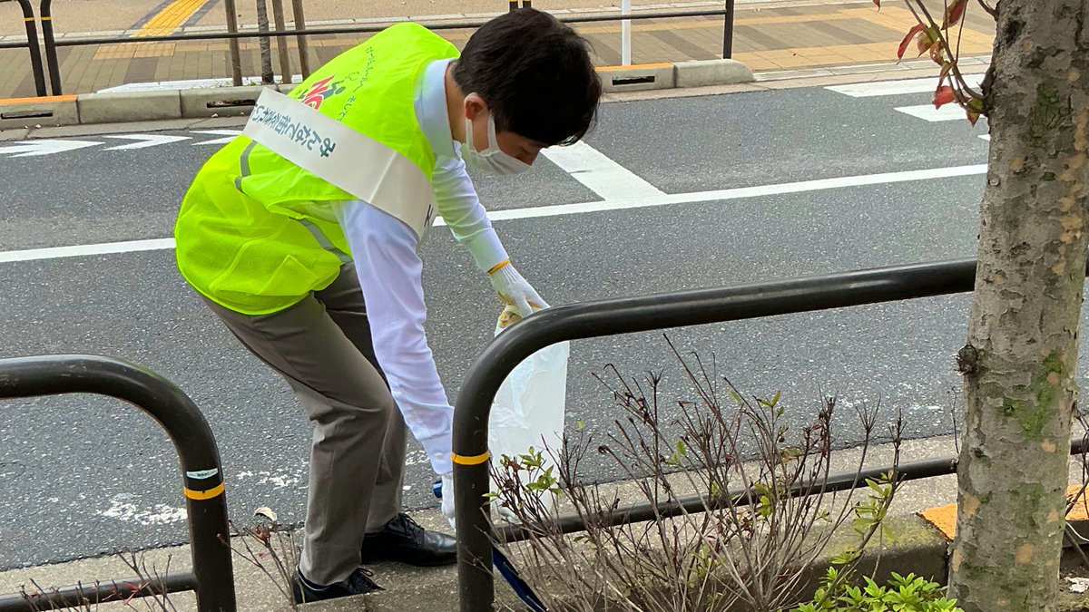 秋の千代田区一斉清掃。区内で皆さんと、植栽の中や雨水枡の網、駐車場