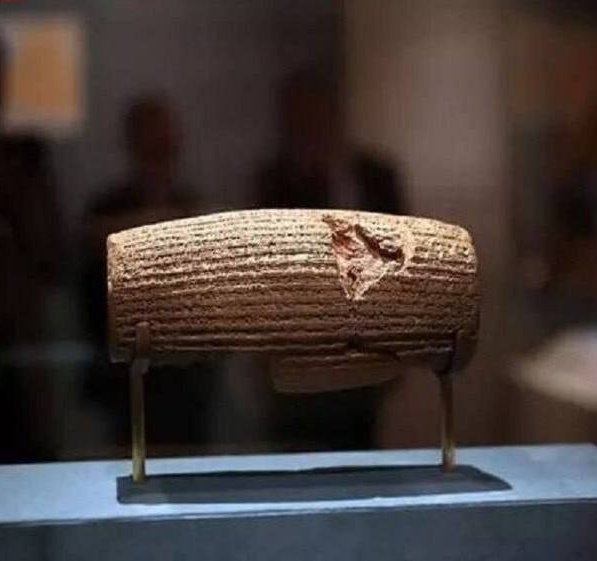 امروز، سازمان یونسکو به طور رسمی منشور کورش بزرگ را به عنوان «نخستین سند مکتوب حقوق بشر جهان» به رسمیت شناخت. 
افتخاری برای همه ما ایرانیان