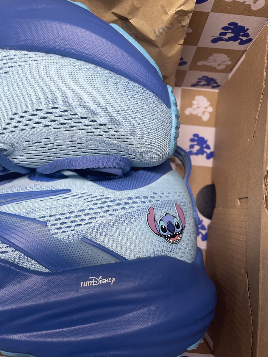 Kayedo26's tweet photo. #rundisney I like it I like it #brooks https://t.co/gj5xMYyVJA