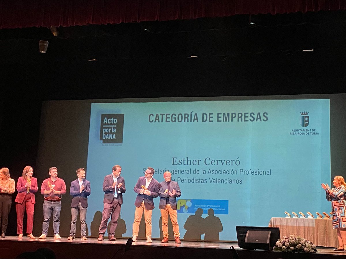 Acto Emotivo en Riba-roja: Reconocimiento a la Labor Periodística tras la DANA
Nuestra asociación ha estado presente hoy en el Ayuntamiento de Riba-roja en un acto muy significativo: la conmemoración, al cumplirse un año, de la DANA y el reconocimiento a quienes pusieron voz .