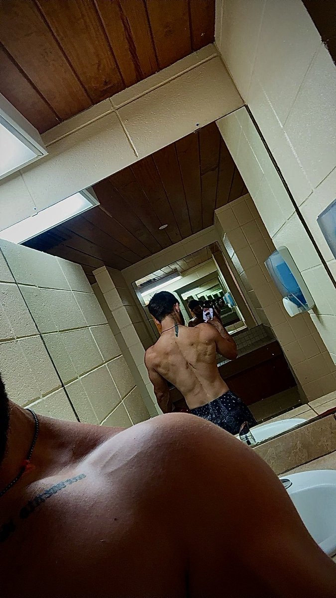 brandon31662269's tweet photo. i need nails on my back https://t.co/yclky5I7GJ