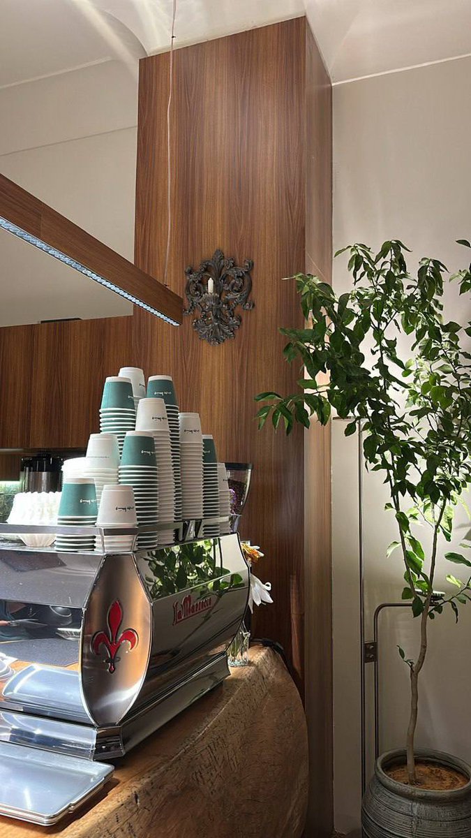 عطوني اللي مرّها ماهو مثل مرّ الحياة
ما كنّها الا ترفةٍ .. يستر زعلها .. زينها .