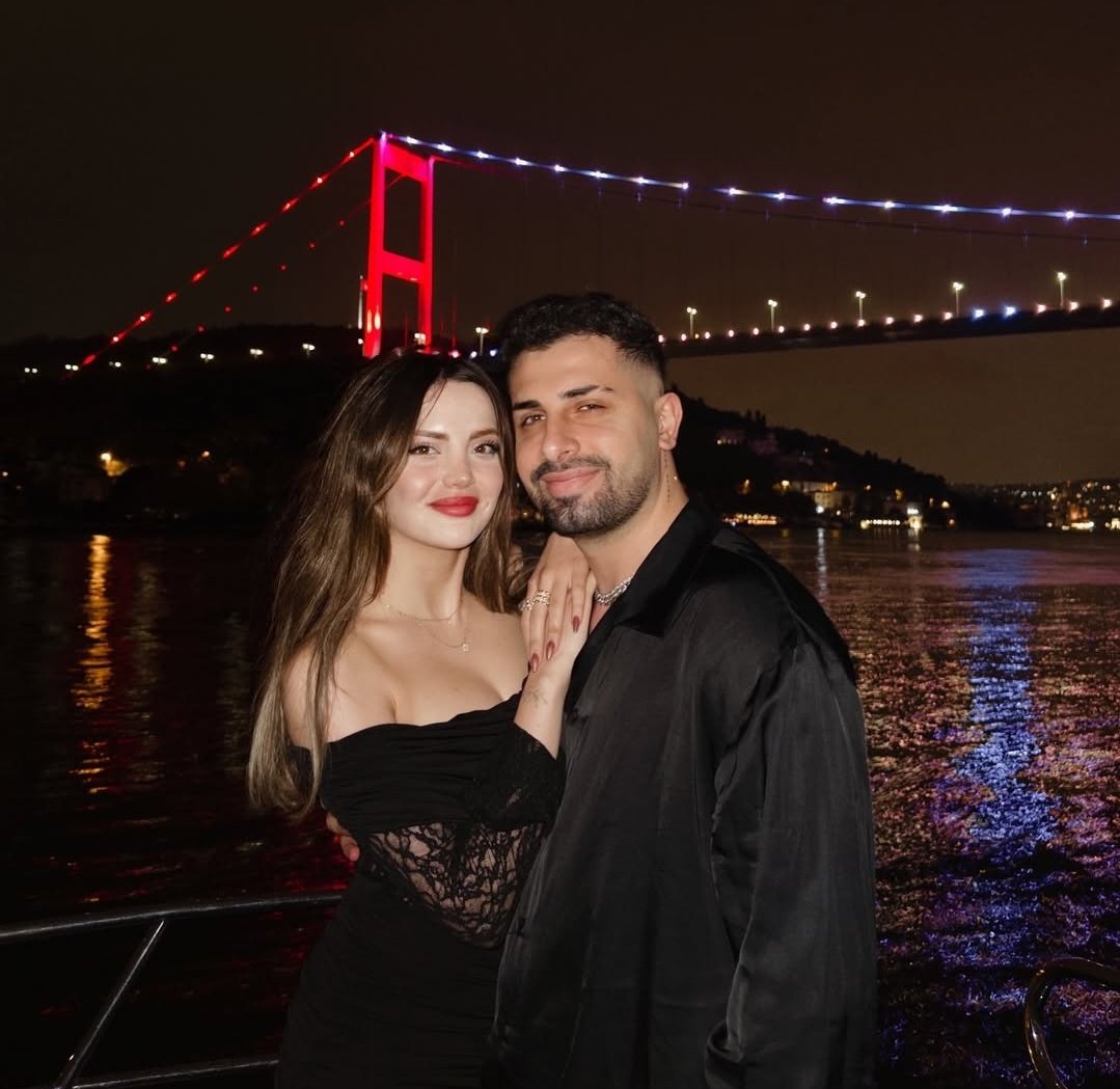 ayy ağlarım çok güzel gülmüşler😭 birlikte nice mutlu sağlıklı başarılı seneleriniz olsun
iyi ki doğmuşsun elifcik❤