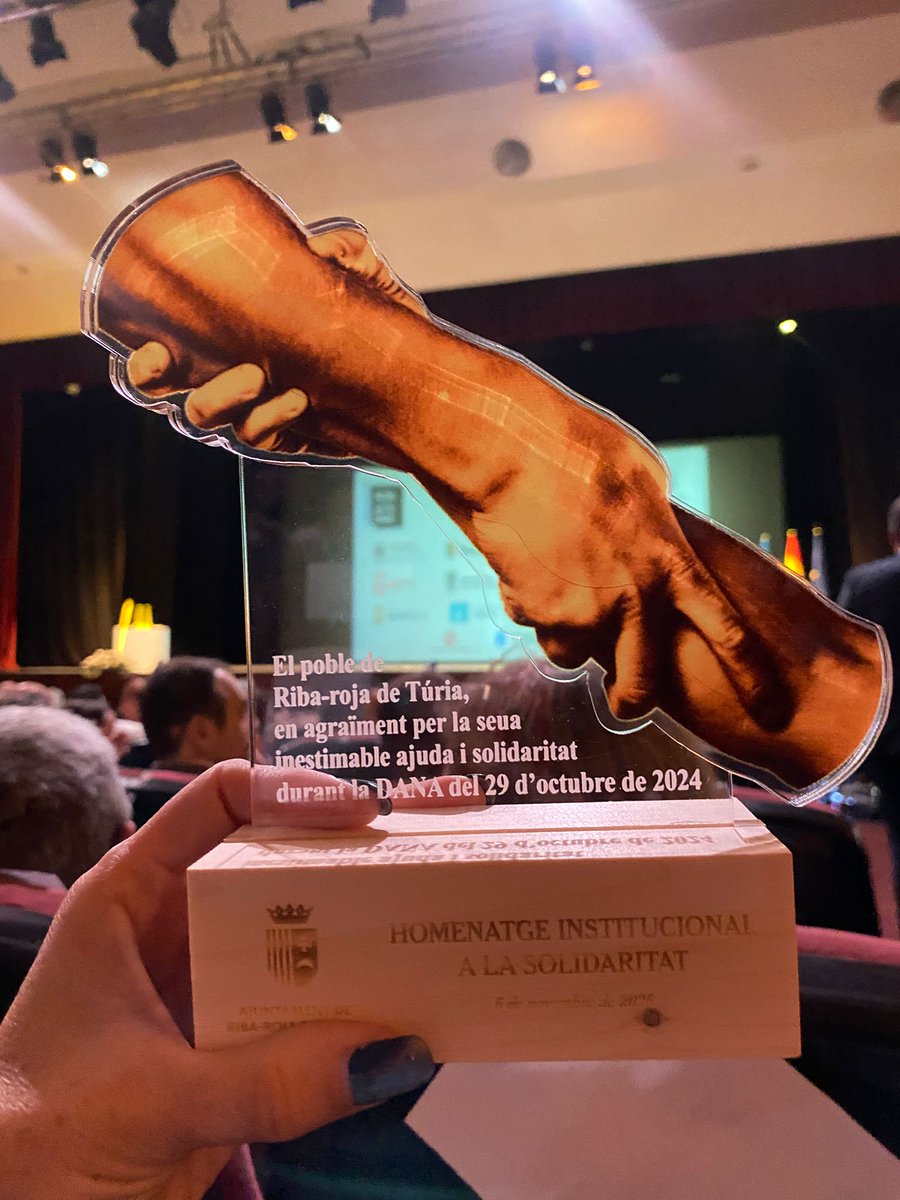 Estamos muy orgullosos de este galardón y de representar la labor incansable de nuestros compañeros. ¡Gracias al Ayuntamiento de Riba-roja por el reconocimiento!

#DANA #RibaRoja #APPV #Periodismo #ÉticaMedia #MediosDeComunicación #OrgulloDeProfesión