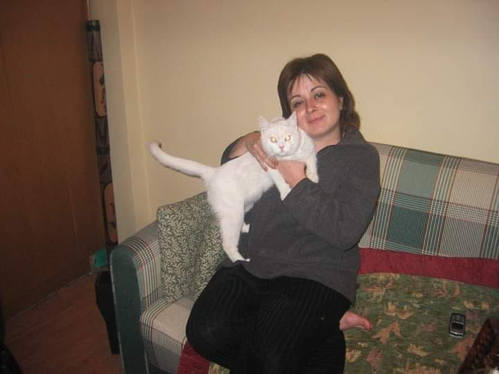 Didem Madak, Kedilerin Alışkanlıkları:

Kayboluşumun beşiğini sallıyorum bu akşam
Büyüyor yavaş yavaş
Sırtında parmak izleriyle zamanın
Bir tekir kedi ile beraber
Seyrediyorum hayatı:
O meleklerin cebinden düşen anahtardı,
Son zikrin halkası
Allah’ın son hatırası
O bizim