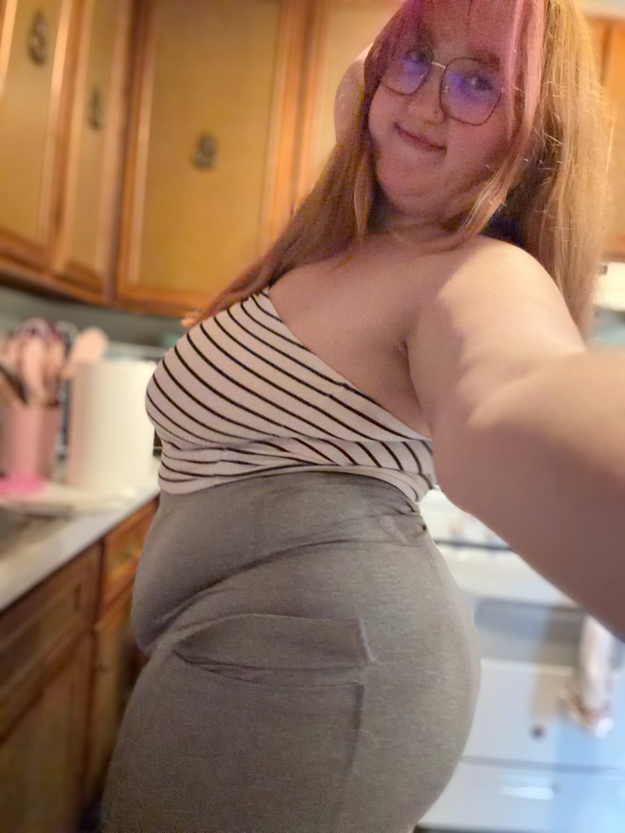 crystalsusan71's tweet photo. The iPhone 17 pro front camera is so blurry :/ https://t.co/ksQRJVHkAE