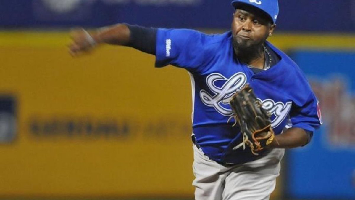 Líder en juegos salvados del béisbol dominicano, Jairo Asencio, es despedido por el Licey #NoticiasSIN 

Más detalles en nuestro periódico noticiassin.com

noticiassin.com/lanzador-estre…