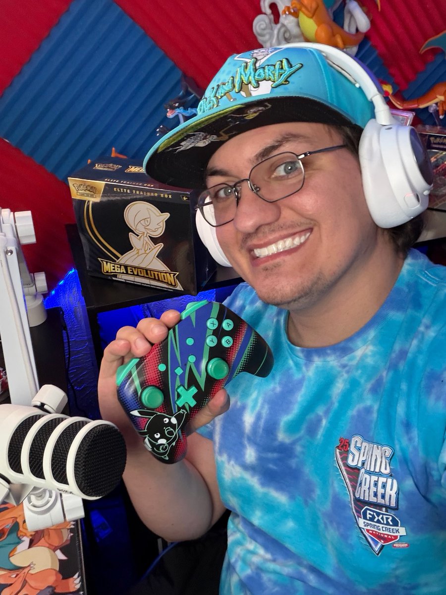 MCWithOneT's tweet photo. I’m LIVE right now on Twitch playing Pokémon Legends ZA! 🎮
Changing my outfit, diving into the story, and still doing my Mega Evolution ETB Giveaway — 16/100 Sub Points! Every sub or gifted sub goes on the wheel! 🔥

Join in 👉 https://t.co/Qnz2v3gF1O
#PokemonLegendsZA #Pokemon https://t.co/vAvIyleqXm