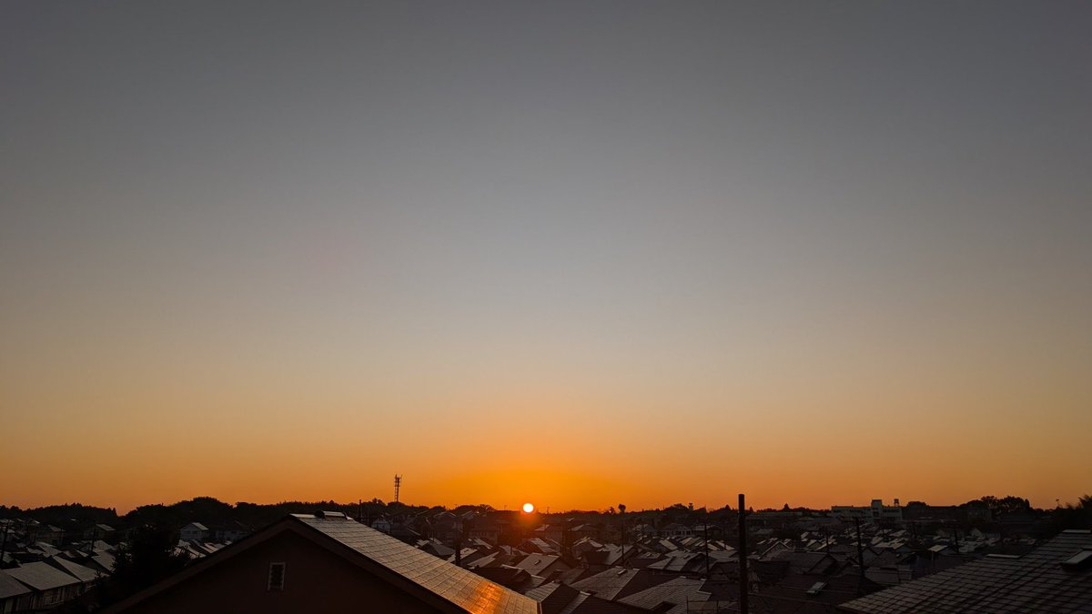 chakom27's tweet photo. おはようございます☀
#いまそら
#今朝そら
#空が好きな人と繋がりたい 
#空が好き 
#窓から見える景色 https://t.co/1N7k3RtRv0
