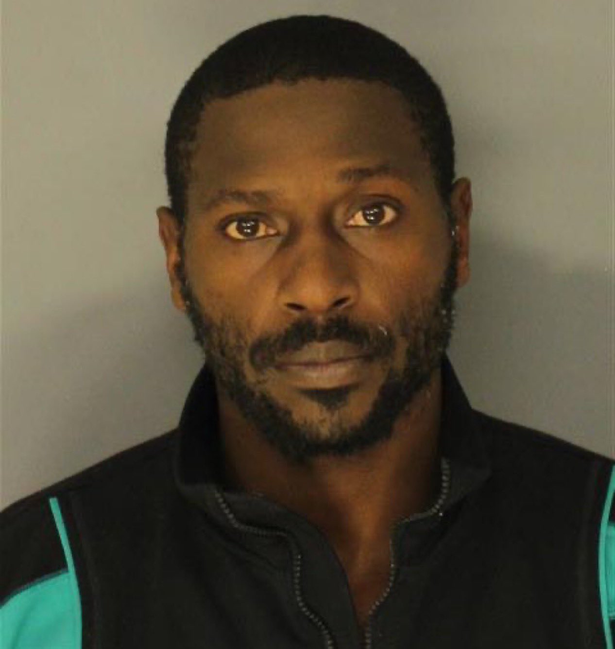 #NFL legend Antonio Brown has been EXTRADITED to New Jersey by US Marshals from Dubai.Brown was wanted for attempted murder in Florida and will now be sent from New Jersey back to South Florida.
(📸
@FoxSports
)
