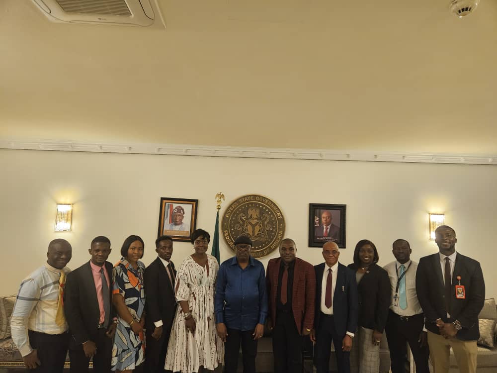 MOHRiversState's tweet photo. JUST IN:

GOVERNOR SIMINALAYI FUBARA APPROVES IMMEDIATE IMPLEMENTATION OF SKIPPING, ACCOUTREMENT ALLOWANCE FOR 2023, 2024, AND 2025, AND PAYMENT OF RESIDENCY GRANT FOR MEDICAL DOCTORS IN RIVERS STATE GOVERNMENT SERVICE.

DONATES BUS TO ARD, RSUTH AND APPROVES HEALTH INSURANCE FOR HEALTH WORKERS IN RIVERS STATE.

Governor Siminalayi Fubara in an extraordinary move to reposition the health sector and improve the welfare of health workers in the state approved the free enrolment of health workers in Rivers State into the Rivers State Contributory Health  Protection Programme Skipping allowance, Accoutrement allowance for 2023, 2024, and 2025,  and Payment of Residency Grant for  Medical Doctors in Rivers State Government Service.

The Governor who appreciated the Medical Doctors in the State also approved a bus for the Association of Resident Doctors, Rivers State University Teaching Hospital. 

The Governor made these known in a meeting with the leadership of the Association of Resident Doctors, Rivers State University Teaching led by Dr Abiye Nonju which had the Honourable Commissioner for Health (Dr Adaeze Oreh), the Chief Medical Director of the Rivers State University Teaching Hospital (Prof Chizindu Alikor), the Director of Medical Services (Dr Vincent Wachukwu) in attendance. Also, in attendance were the 1st Vice Chairman of NMA Rivers State branch ( Dr Ureh Oparaodu) and the Chairman of Medical & Dental Consultant Association of Nigeria, Rivers State branch, Dr Josiah Appolus. 

The Governor conclusively assured the team that more healthcare workers will be employed to further boost healthcare delivery and that the welfare of health workers remains key to his government while assuring payment of the arrears of the adjusted CONMESS and CONHESS of 2023.

#Health4AllRivers
