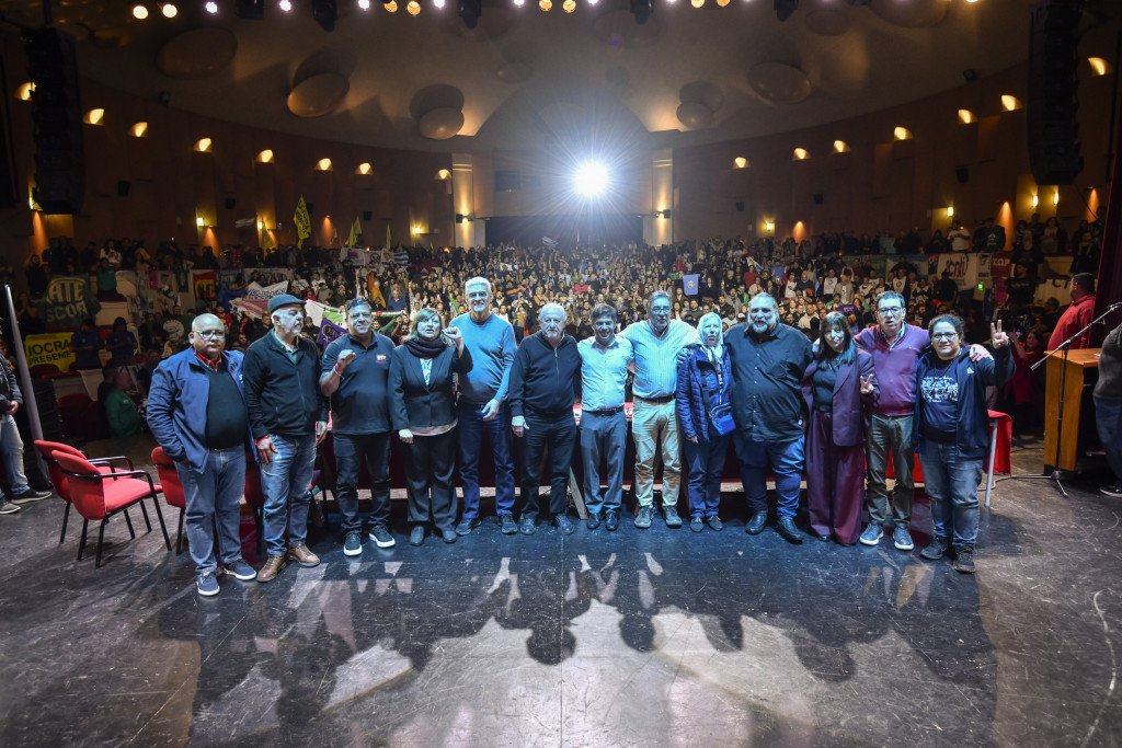 RobiBaradel's tweet photo. Hace 20 años dijimos #NoAlALCA.
Hoy reafirmamos ese compromiso frente a Milei, que entrega nuestra soberanía al FMI, a EE.UU. y a las corporaciones.
La integración de nuestra región es el camino hacia un futuro de justicia social y dignidad para nuestros pueblos. https://t.co/XjpirLrodo