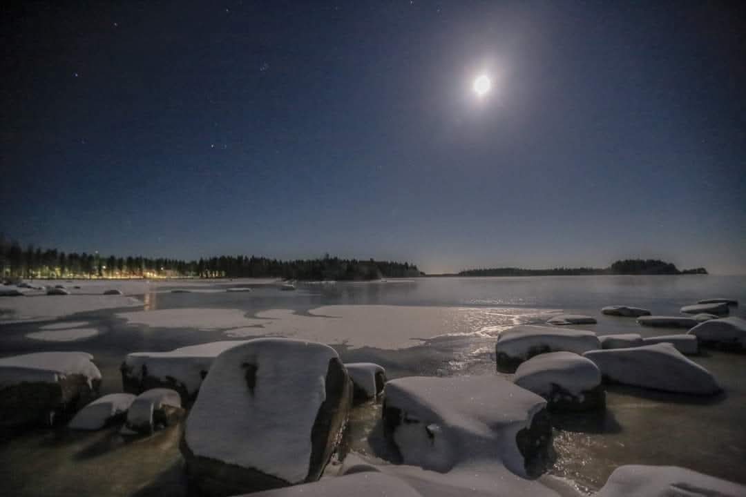 PHatunen's tweet image. Pakkasta ja kuunvaloa Oulujärvellä 4.11.2016 Vaalassa. 
#winternight #moonlight #moon #Oulujärvi #Vaala