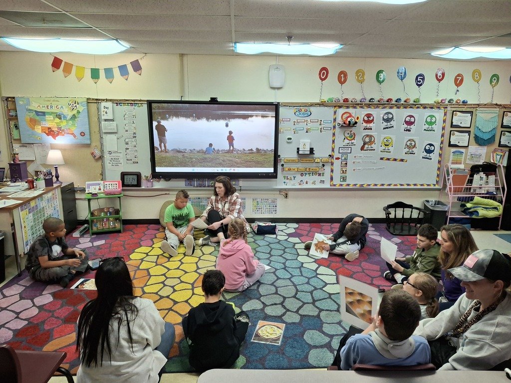 M19_MES's tweet image. Mrs. Simon’s class is preparing for the Thanksgiving season.  During music therapy, Miss Elizabeth led the students in a couple of fun, feast-themed songs, including “The 12 Days of Thanksgiving". 🦃 🥧 #MESProud #EveryStudent
