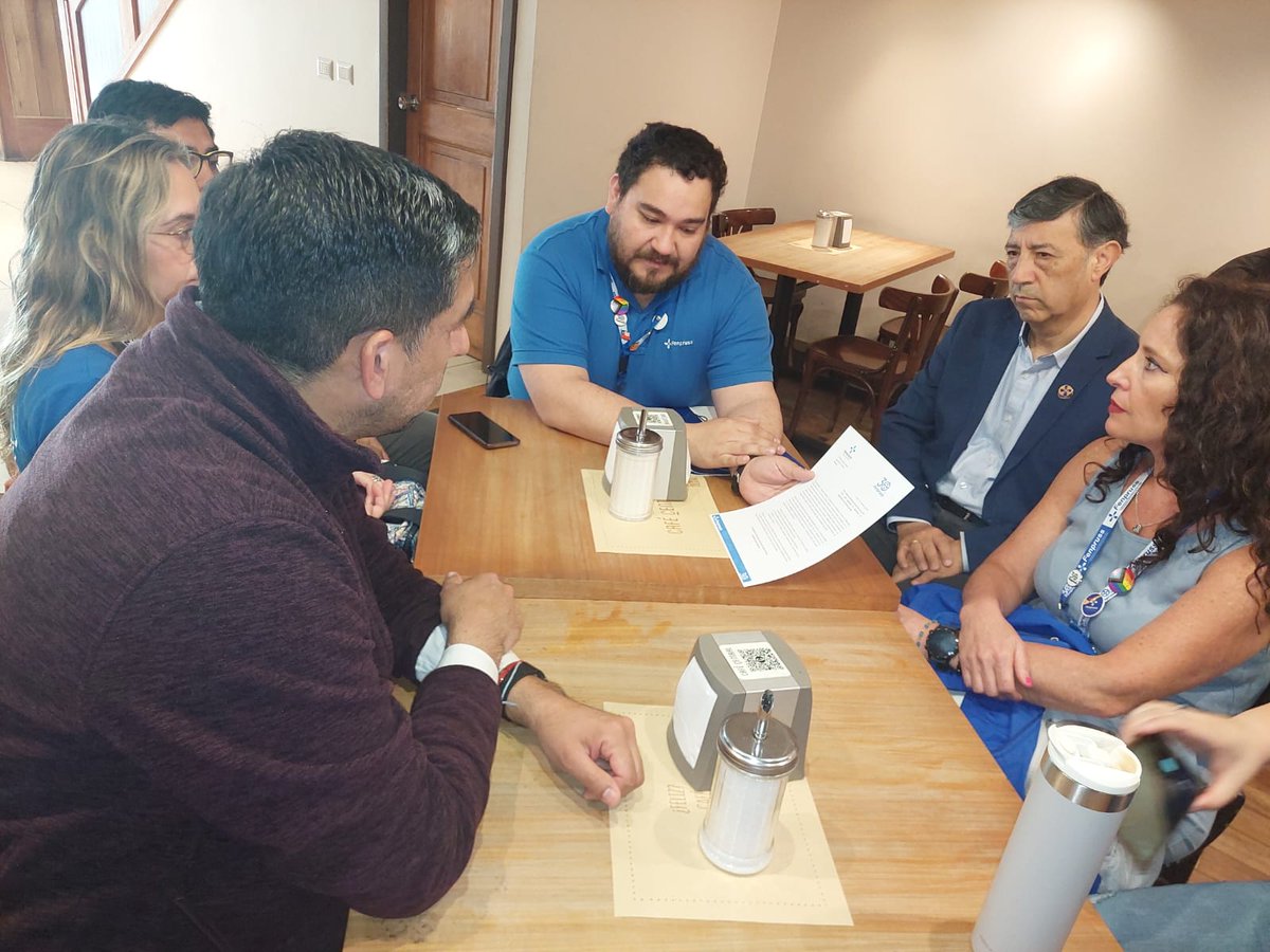 🔵Fenpruss Osorno defiende el derecho sindical como pilar de la salud pública y la democracia
Coordinación Fenpruss SS Osorno se reunió con el diputado Héctor Barría (D.25)🏛️para entregar una carta sobre las interpretaciones restrictivas al ejercicio sindical en el sector público