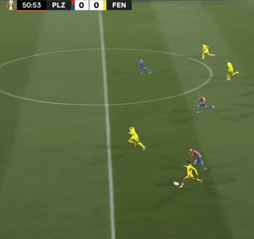 Oğuz şu pası atabilse zaten fenerde oynamaz gelir Galatasaray’da oynar Allahın ayaksızı. Atamadığı topa bak #VPvFB #fenerinmaçıvar