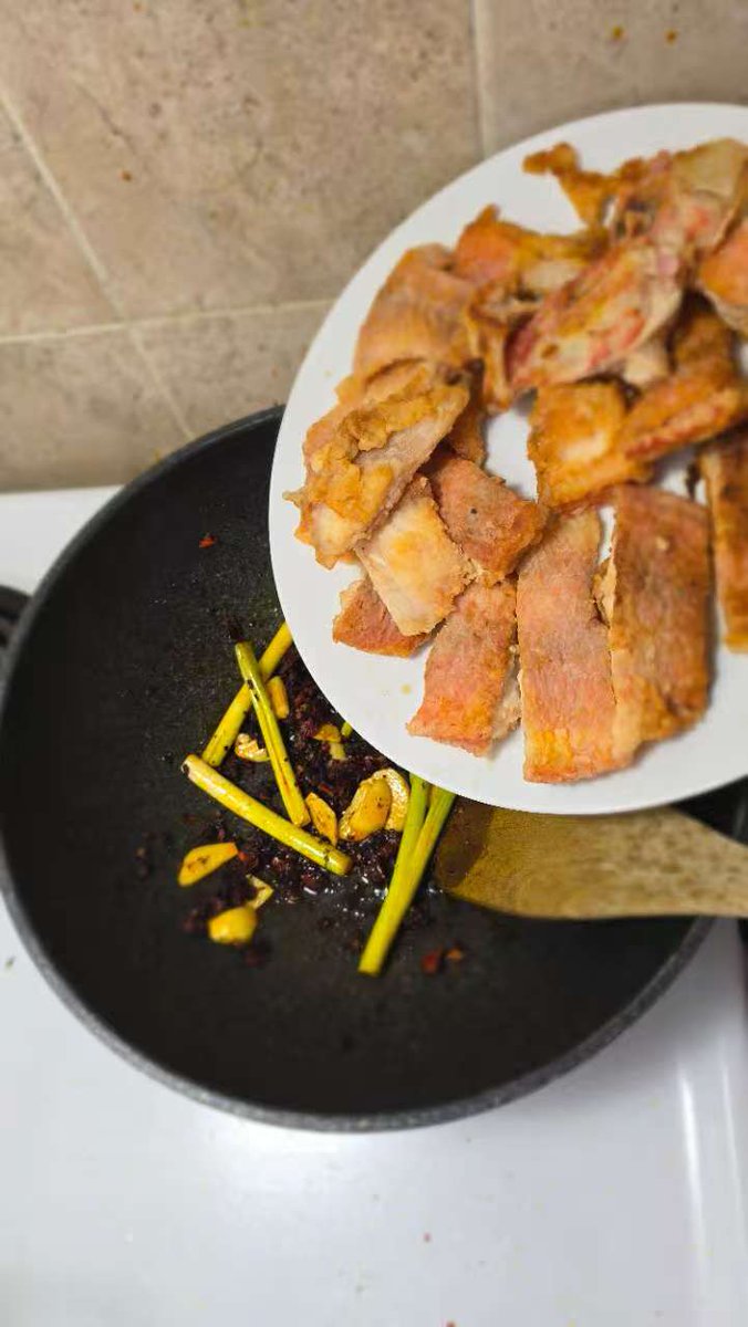 RoyXu72's tweet image. Step 4 - Bring in the fried fish
Add in the pre-fried fish pieces — hear that sizzling sound? Perfect.
#FishTime #SizzleTherapy