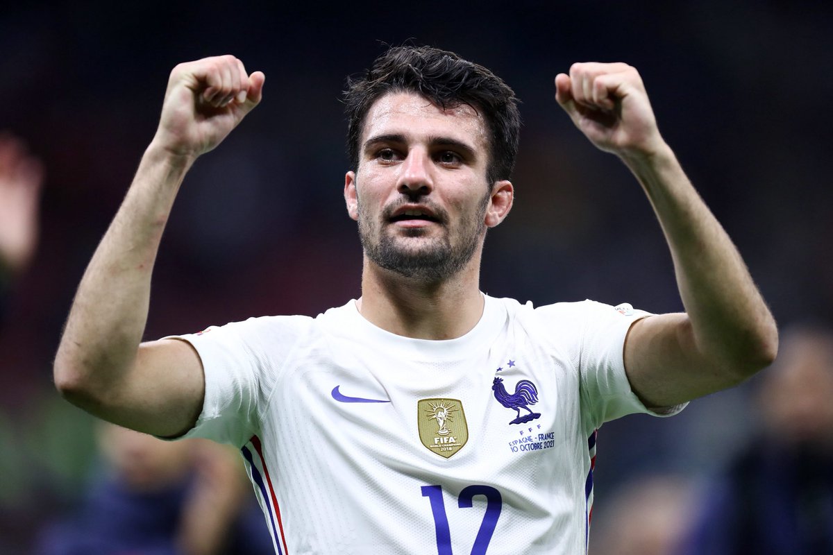 ActuFoot_'s tweet image. 🚨 OFFICIEL ! 𝗟𝗘́𝗢 𝗗𝗨𝗕𝗢𝗜𝗦 🇫🇷 𝗔𝗡𝗡𝗢𝗡𝗖𝗘 𝗦𝗔 𝗥𝗘𝗧𝗥𝗔𝗜𝗧𝗘 𝗔̀ 𝟯𝟭 𝗔𝗡𝗦 ! 👋

Quatre saisons passées à l’OL et quatre au FC Nantes, plus de 350 matchs en pro. 👏

Il aura également remporté la Ligue des Nations avec les Bleus. 🏆