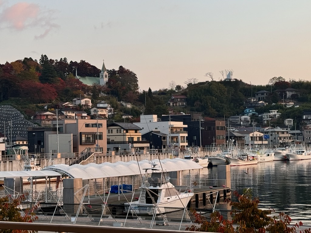 kfm775's tweet image. 🎤【直送！朝一便 -ポストは ＃ぎょっと-】🎤
🌤今朝の気仙沼市の内湾🌤
内湾エリアは晴れています☀
今日のお天気は 概ね晴れ☀
予想最高気温は16度🌡
今日の降水確率午前10％、午後は0％
今日は晴れて、昼間は日差しが届きまが、冷たい風が強く吹くので、気温よりも寒く感じられそうです🌬…