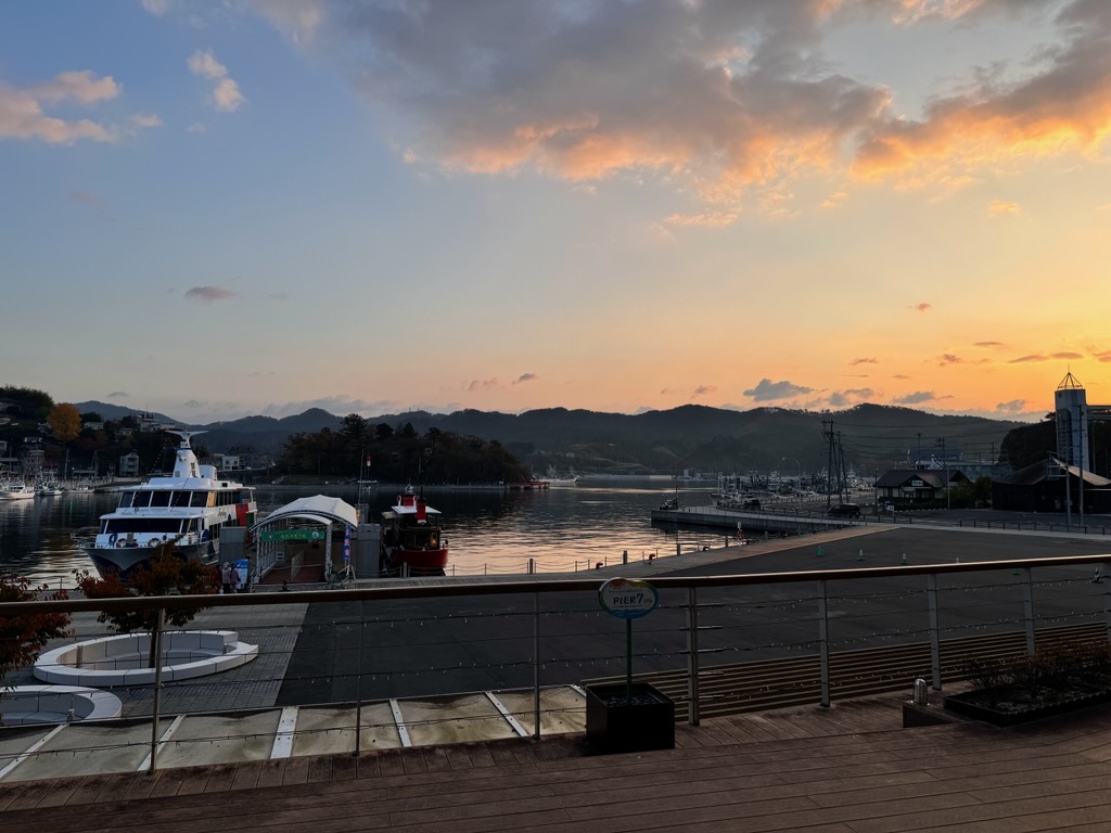 kfm775's tweet image. 🎤【直送！朝一便 -ポストは ＃ぎょっと-】🎤
🌤今朝の気仙沼市の内湾🌤
内湾エリアは晴れています☀
今日のお天気は 概ね晴れ☀
予想最高気温は16度🌡
今日の降水確率午前10％、午後は0％
今日は晴れて、昼間は日差しが届きまが、冷たい風が強く吹くので、気温よりも寒く感じられそうです🌬…