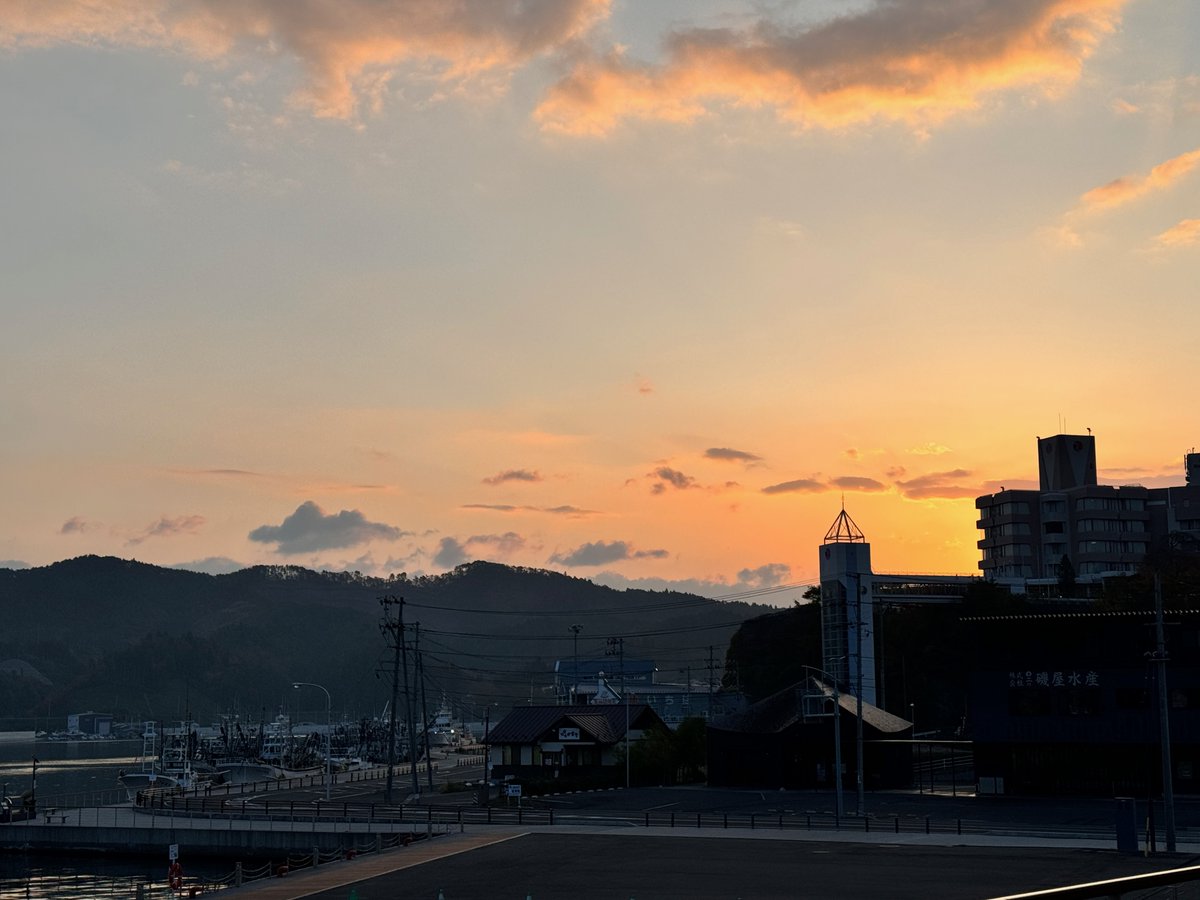 kfm775's tweet image. 🎤【直送！朝一便 -ポストは ＃ぎょっと-】🎤
🌤今朝の気仙沼市の内湾🌤
内湾エリアは晴れています☀
今日のお天気は 概ね晴れ☀
予想最高気温は16度🌡
今日の降水確率午前10％、午後は0％
今日は晴れて、昼間は日差しが届きまが、冷たい風が強く吹くので、気温よりも寒く感じられそうです🌬…