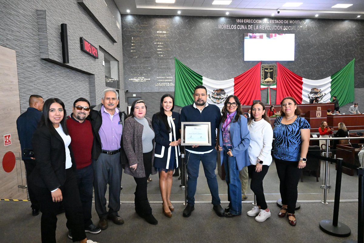 uaemorelos's tweet photo. 🎙️ Hugo Tenorio Cedeño, coordinador de Radio UAEM, recibió la presea “Don Roberto Armendáriz Páez” otorgada por el Congreso de Morelos, en reconocimiento a su trayectoria en la radiodifusión.
#RadioUAEM #OrgulloUAEM https://t.co/HGv4x2JStc
