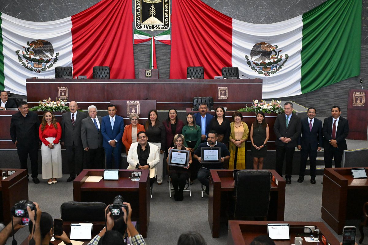 uaemorelos's tweet photo. 🎙️ Hugo Tenorio Cedeño, coordinador de Radio UAEM, recibió la presea “Don Roberto Armendáriz Páez” otorgada por el Congreso de Morelos, en reconocimiento a su trayectoria en la radiodifusión.
#RadioUAEM #OrgulloUAEM https://t.co/HGv4x2JStc