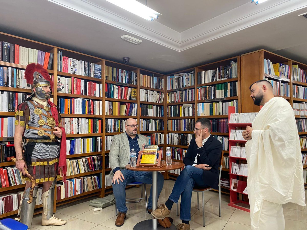 blasmalop's tweet image. ¡Tarde de romanos hoy en Granada!
Gracias, @DavidNievas10 😊
#novelahistorica 
#ladecisiondelcesar
@istoria_ed