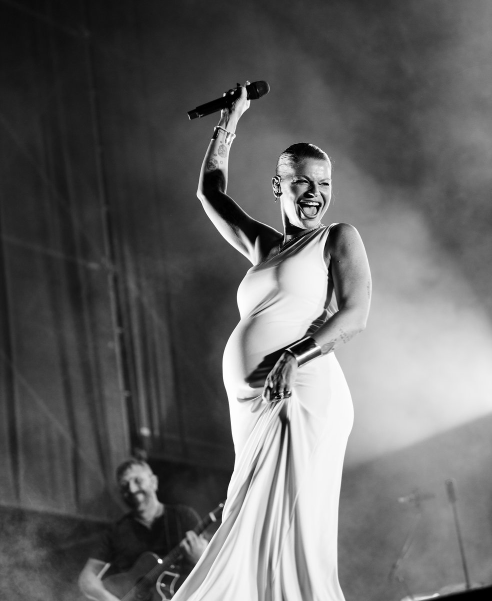 CoseStupideOHOH's tweet image. ancora non realizzo di aver vissuto un intero tour con aleamo incinta